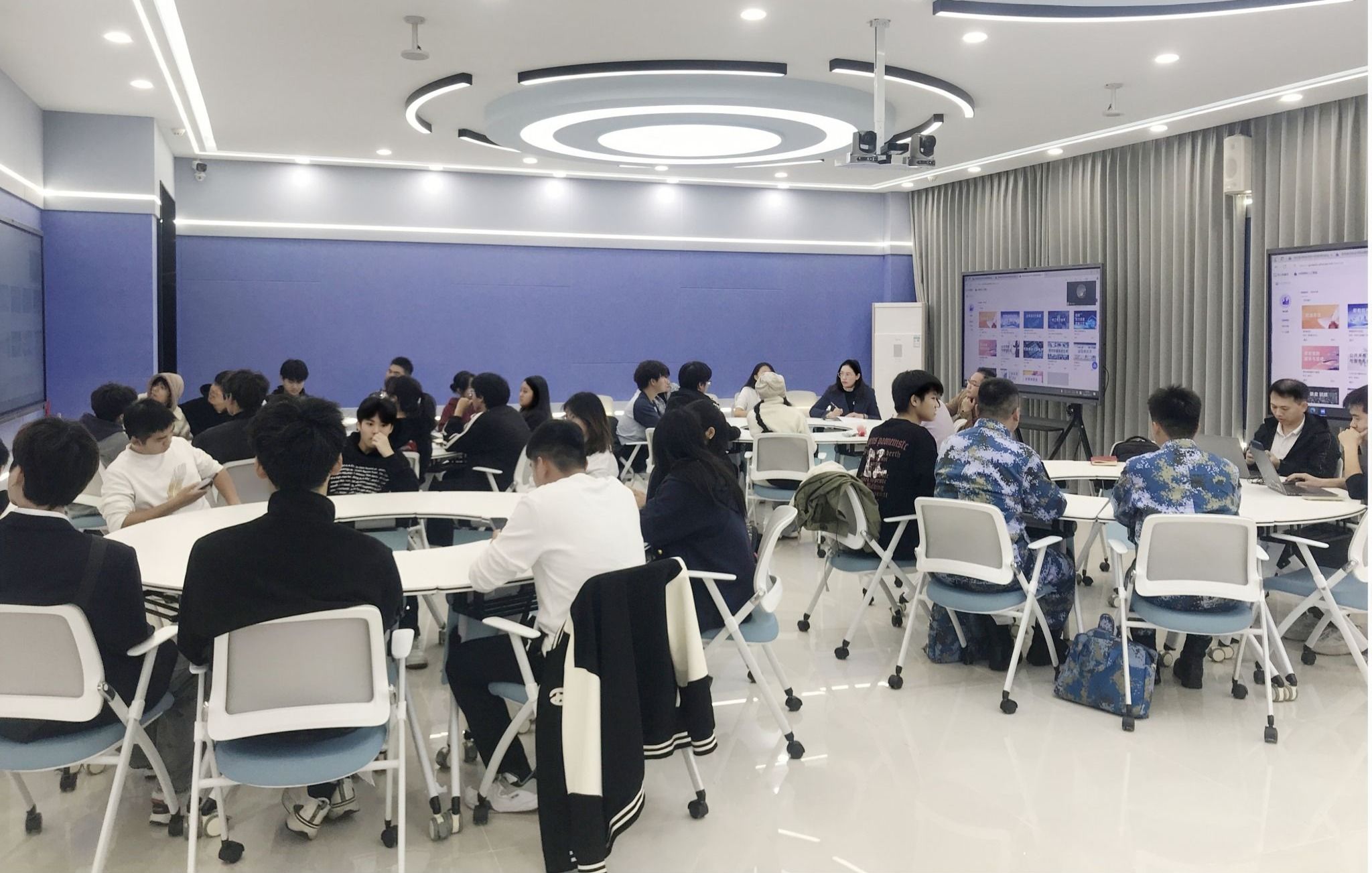 聚焦前沿教育，傾聽學子心聲——我校召開AI課程使用情況學生座談會